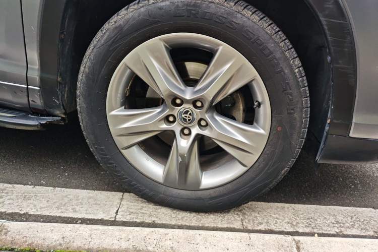 Used Toyota Highlander 2017 2.0T Four-Wheel Drive Luxury Edition 7 Seats Right Front Wheel Hub