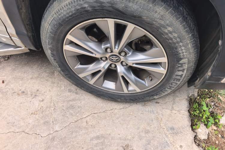 Used Toyota Highlander 2017 2.0T Four-Wheel Drive Elite Edition 7-Seater Right Front Wheel Hub