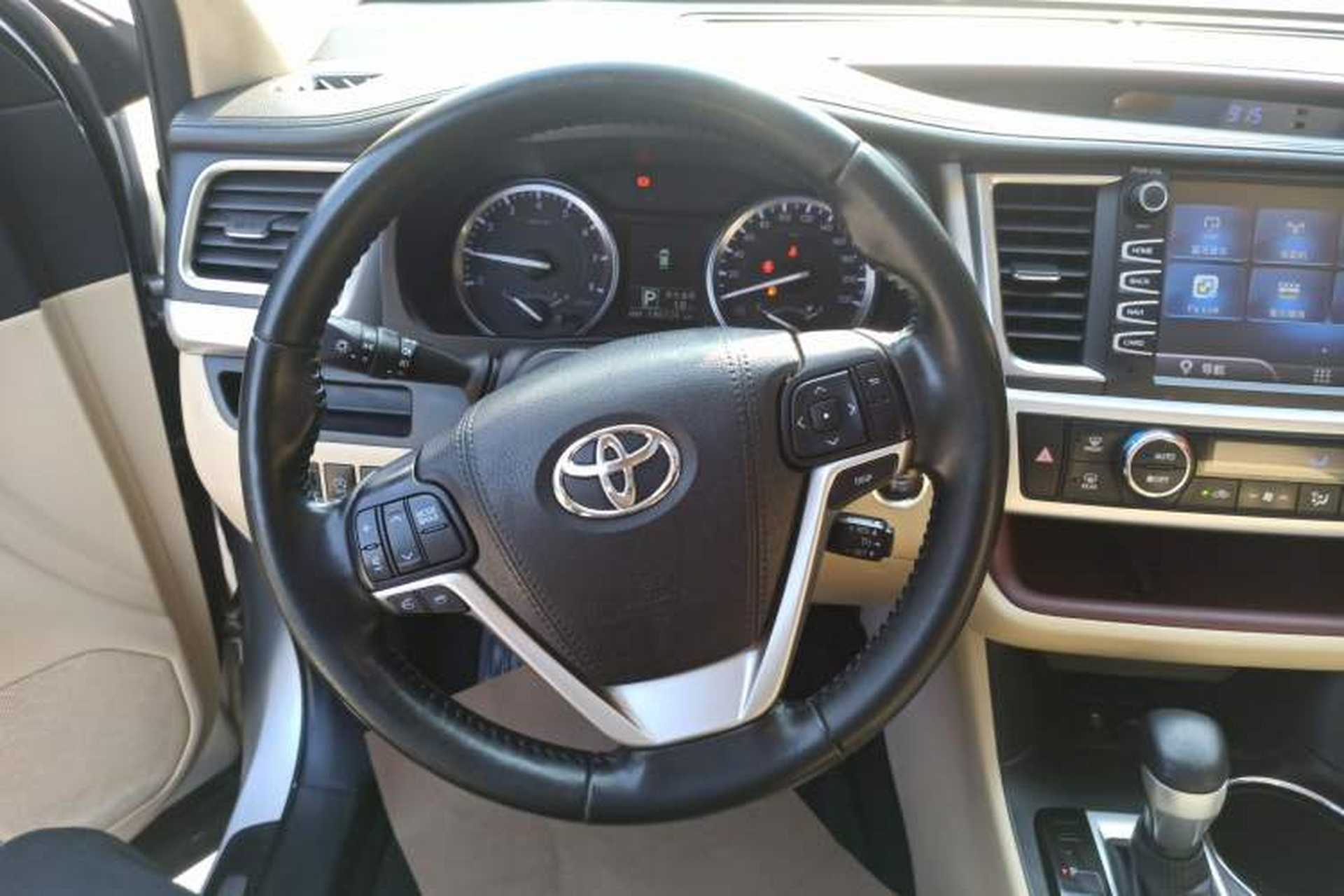 Used Toyota Highlander 2017 2.0T Two-Wheel Drive Luxury Edition 7 Seats Steering Wheel