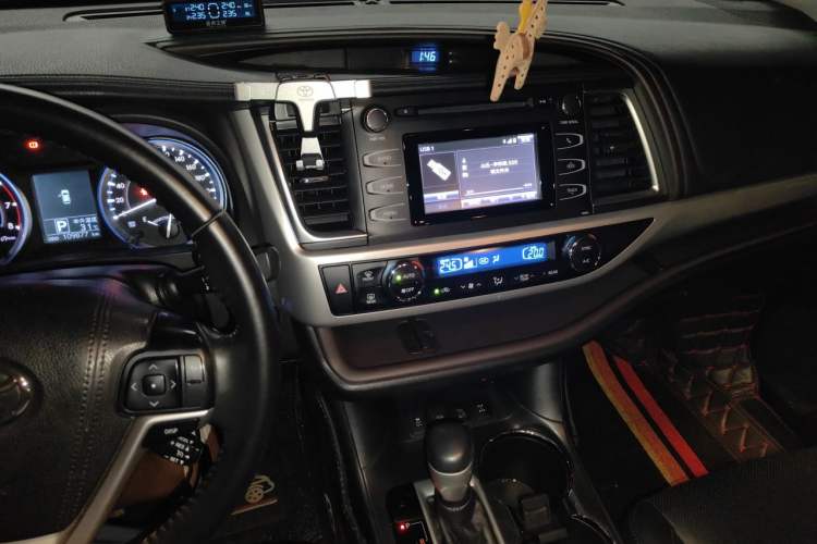 Used Toyota Highlander 2017 2.0T Four-Wheel Drive Luxury Edition 7 Seats Audio And AC Panel