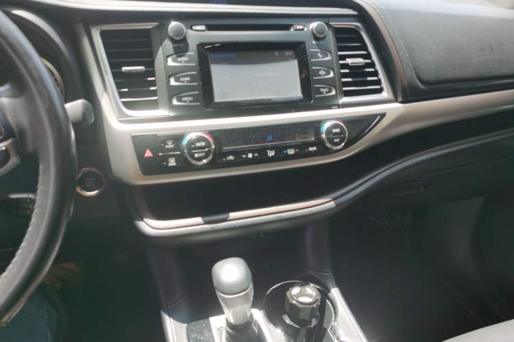 Used Toyota Highlander 2017 2.0T Four-Wheel Drive Luxury Edition 7 Seats Audio And AC Panel