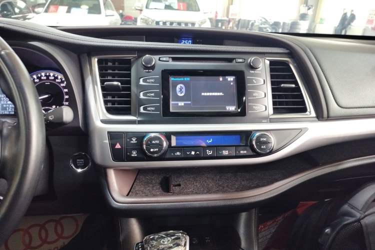 Used Toyota Highlander 2017 2.0T Four-Wheel Drive Luxury Edition 7 Seats Audio And AC Panel
