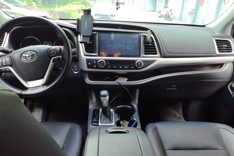 Used Toyota Highlander 2017 2.0T Four-Wheel Drive Luxury Edition 7 Seats Center Console