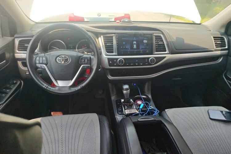 Used Toyota Highlander 2017 2.0T Two-Wheel Drive Luxury Edition 7 Seats Center Console