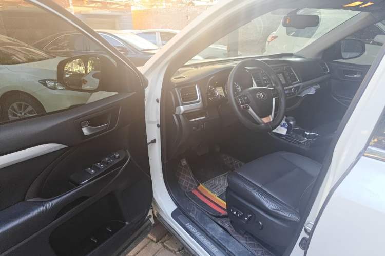 Used Toyota Highlander 2017 2.0T Four-Wheel Drive Luxury Edition 7 Seats Driver Seat