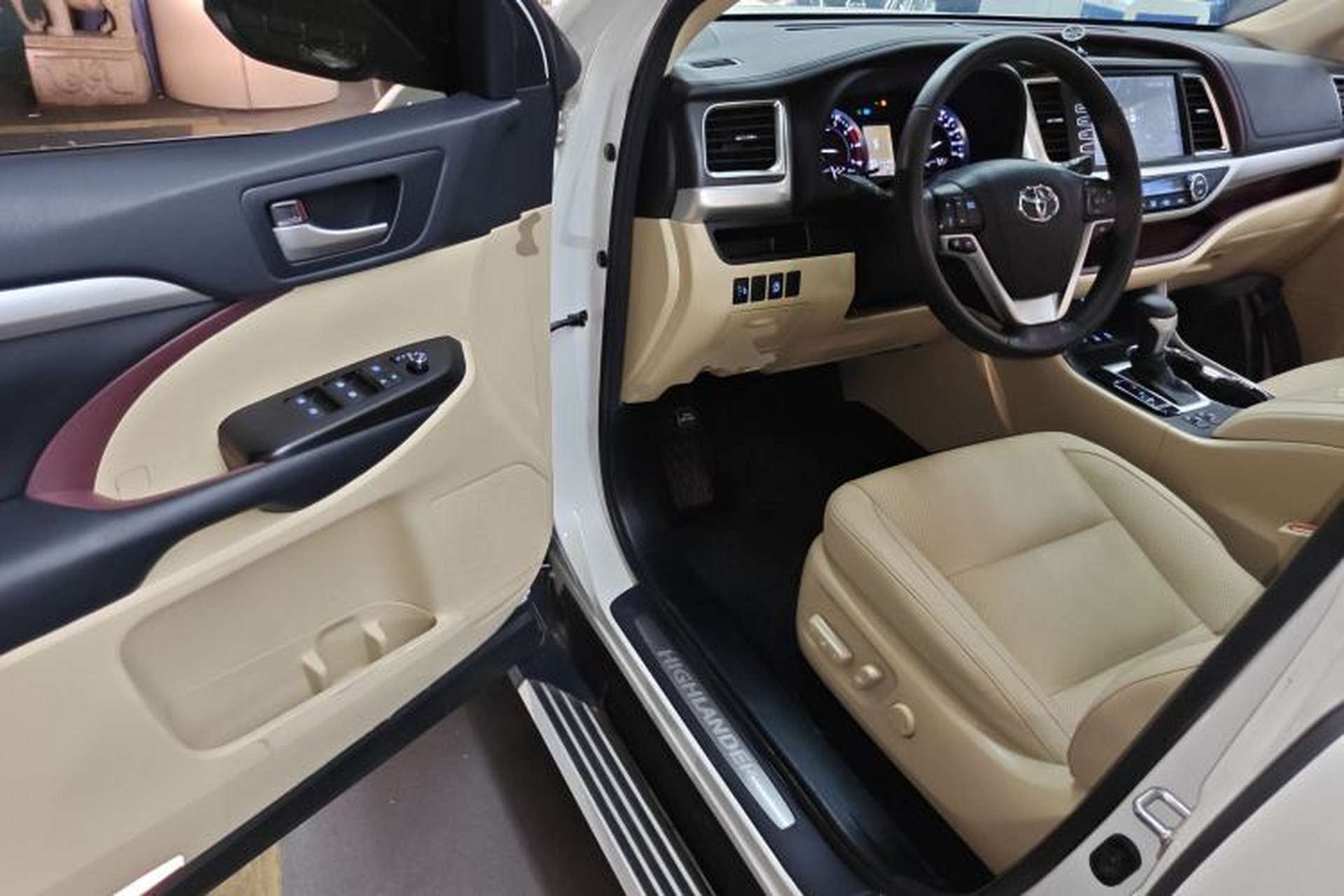 Used Toyota Highlander 2017 2.0T Four-Wheel Drive Luxury Edition 7 Seats Driver Seat