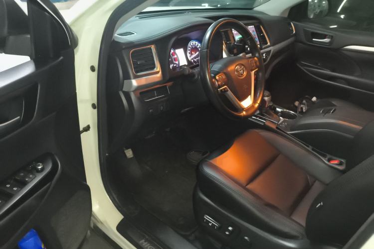 Used Toyota Highlander 2017 2.0T Two-Wheel Drive Luxury Edition 7 Seats Driver Seat