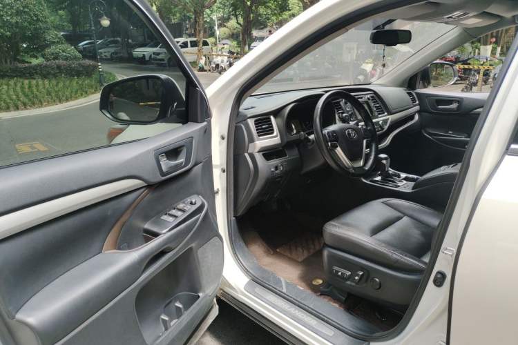 Used Toyota Highlander 2017 2.0T Four-Wheel Drive Luxury Edition 7 Seats Driver Seat