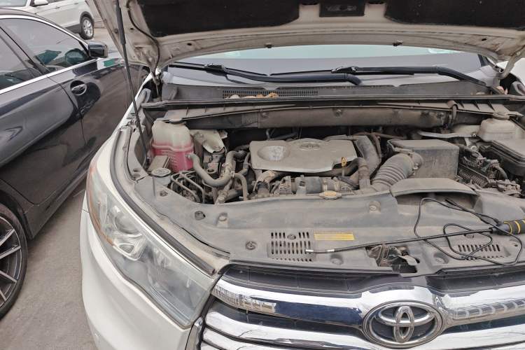 Used Toyota Highlander 2017 2.0T Two-Wheel Drive Luxury Edition 7 Seats Engine Bay Right