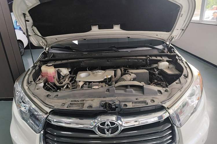 Used Toyota Highlander 2017 2.0T Four-Wheel Drive Luxury Edition 7 Seats Engine Bay