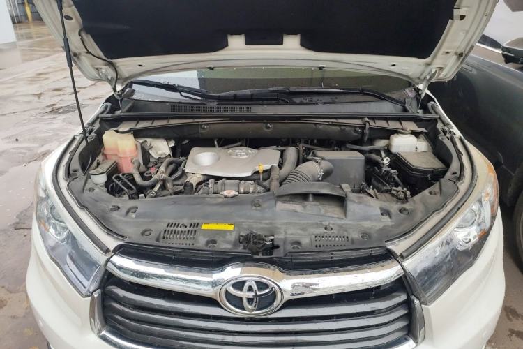 Used Toyota Highlander 2017 2.0T Two-Wheel Drive Luxury Edition 7 Seats Engine Bay