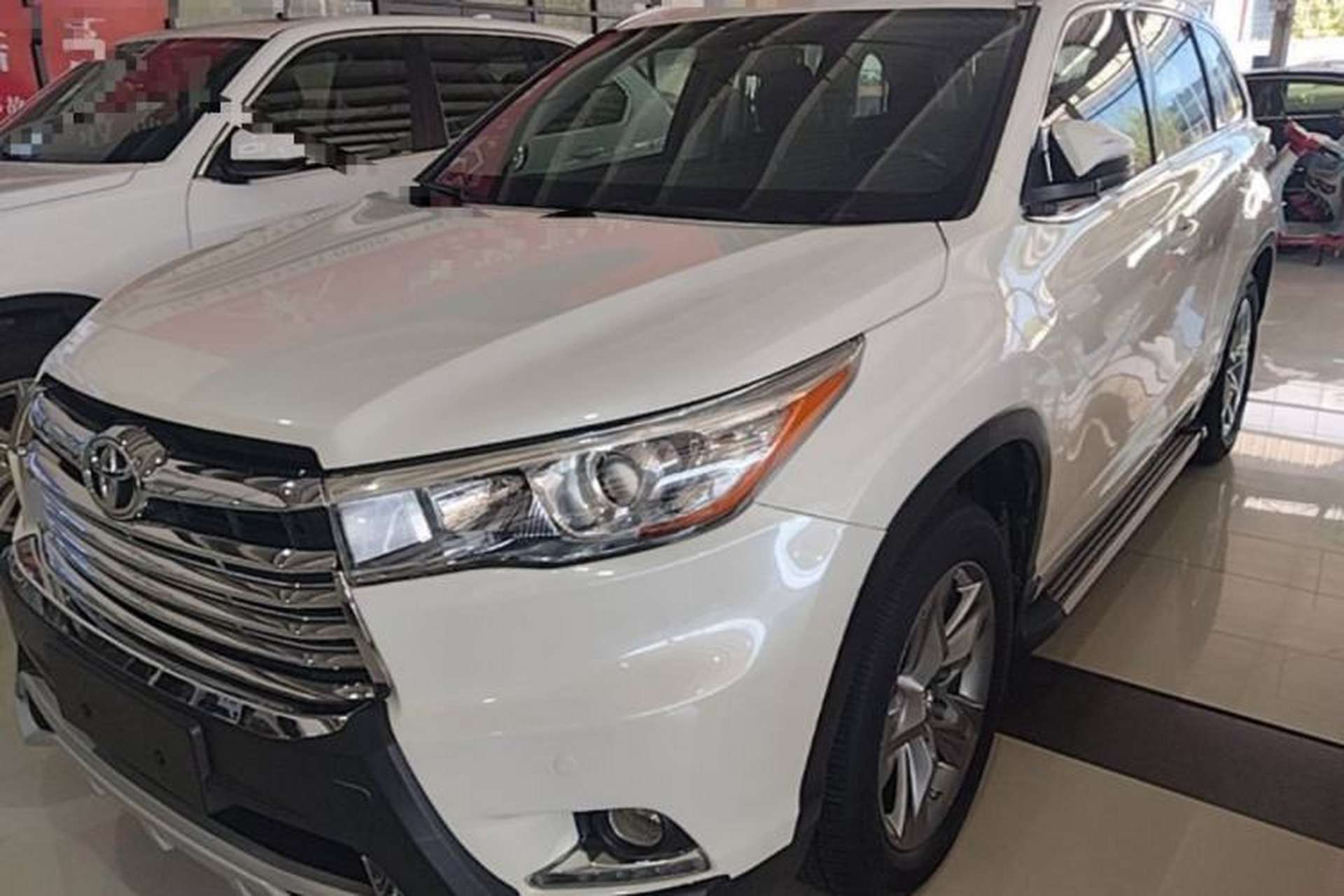 Used Toyota Highlander 2017 2.0T Two-Wheel Drive Luxury Edition 7 Seats Front Left 45 Deg