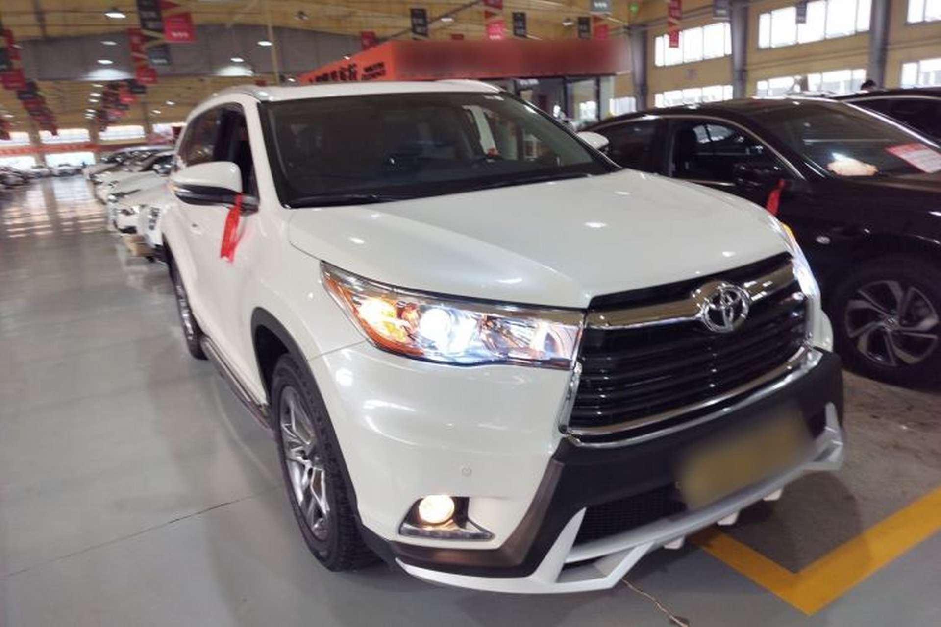 Used Toyota Highlander 2017 2.0T Four-Wheel Drive Luxury Edition 7 Seats Front Right 45 Deg