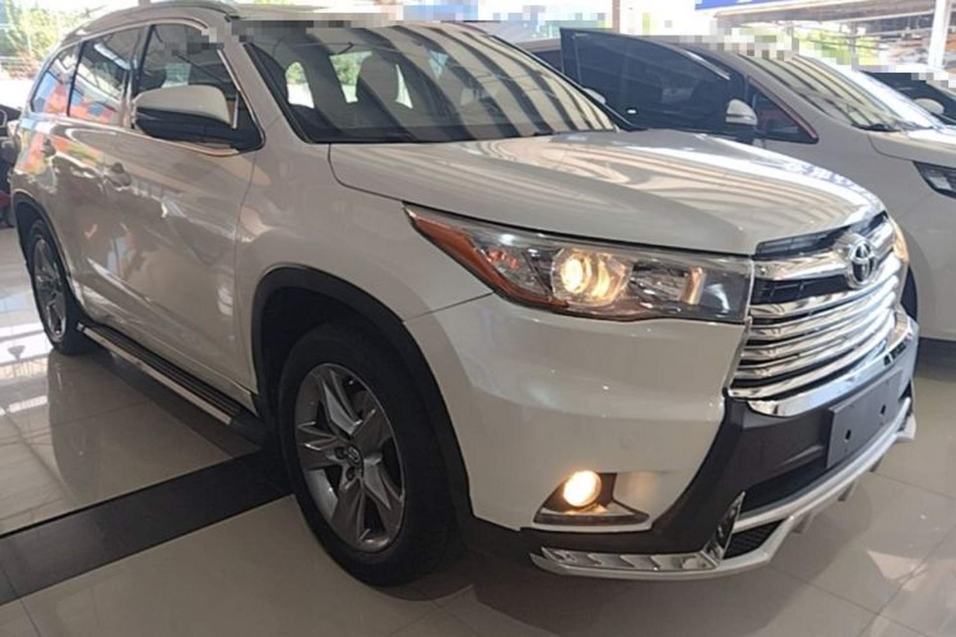 Used Toyota Highlander 2017 2.0T Two-Wheel Drive Luxury Edition 7 Seats Front Right 45 Deg