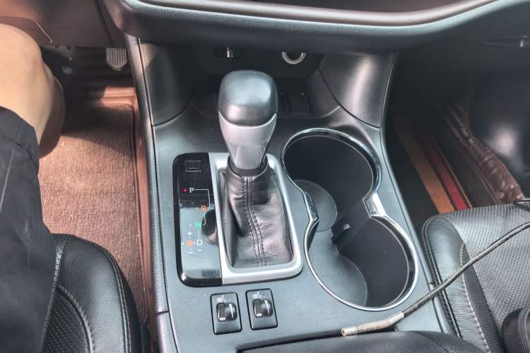 Used Toyota Highlander 2017 2.0T Two-Wheel Drive Luxury Edition 7 Seats Gear Lever