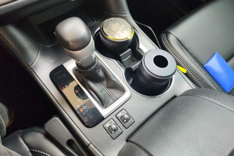 Used Toyota Highlander 2017 2.0T Two-Wheel Drive Luxury Edition 7 Seats Gear Lever