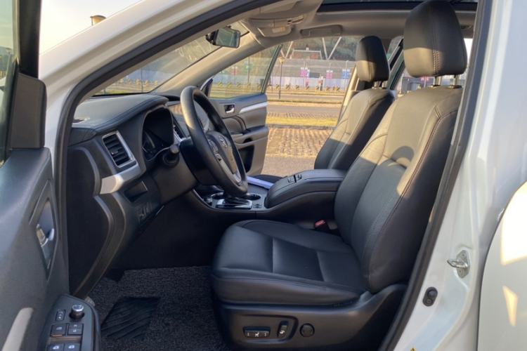 Used Toyota Highlander 2017 2.0T Two-Wheel Drive Luxury Edition 7 Seats Interior 1