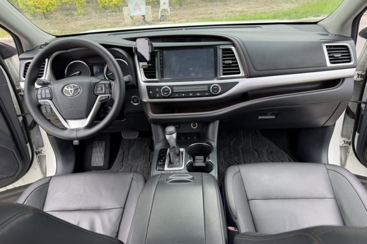Used Toyota Highlander 2017 2.0T Four-Wheel Drive Luxury Edition 7 Seats Interior 2