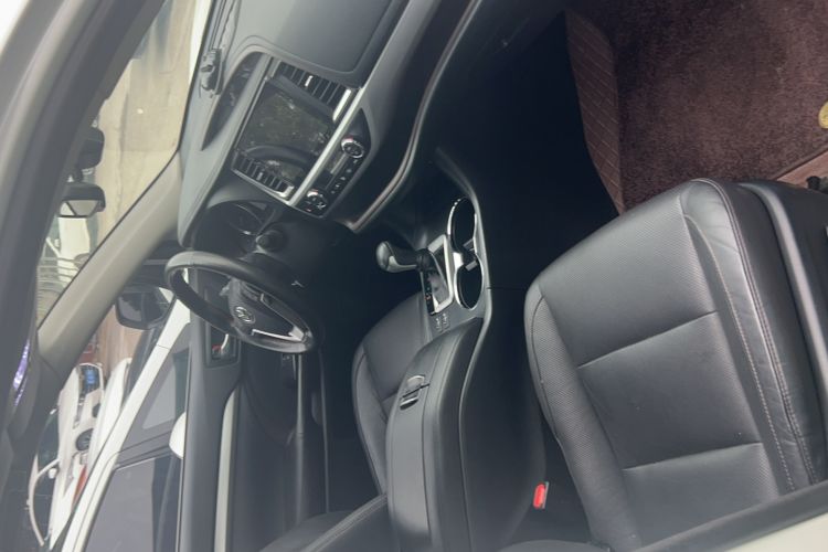 Used Toyota Highlander 2017 2.0T Two-Wheel Drive Luxury Edition 7 Seats Interior 2