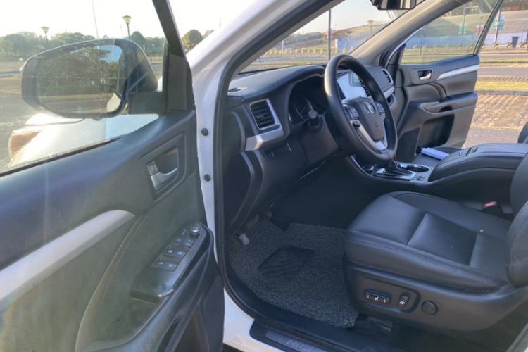 Used Toyota Highlander 2017 2.0T Two-Wheel Drive Luxury Edition 7 Seats Interior 5