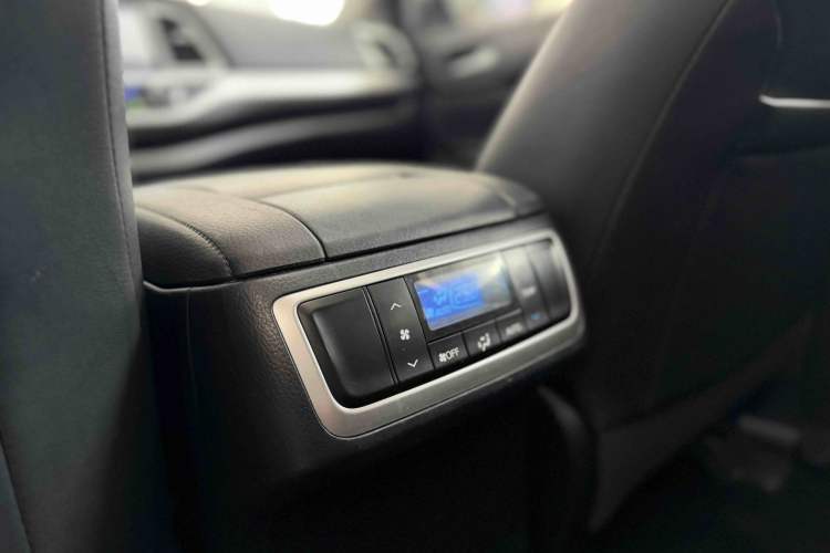 Used Toyota Highlander 2017 2.0T Four-Wheel Drive Luxury Edition 7 Seats Interior 6