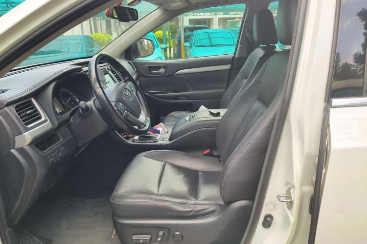 Used Toyota Highlander 2017 2.0T Two-Wheel Drive Luxury Edition 7 Seats Left Front Seat