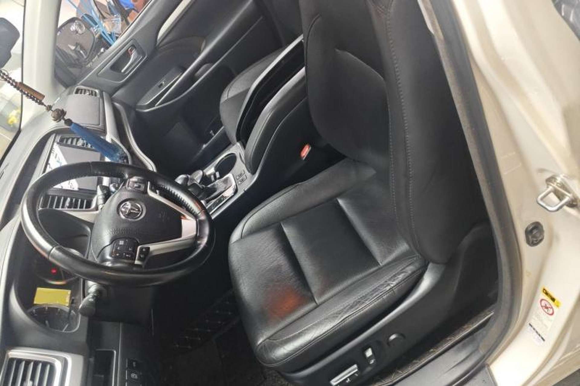 Used Toyota Highlander 2017 2.0T Two-Wheel Drive Luxury Edition 7 Seats Left Front Seat