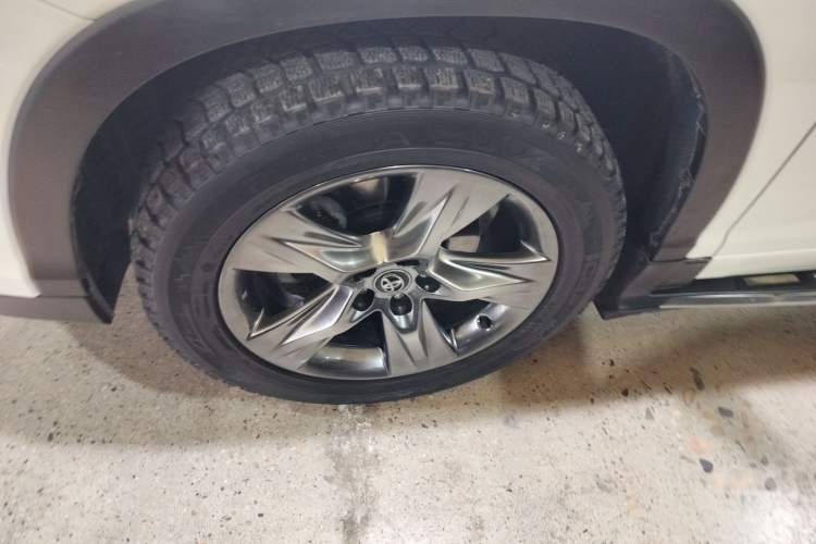 Used Toyota Highlander 2017 2.0T Four-Wheel Drive Luxury Edition 7 Seats Left Front Wheel Hub