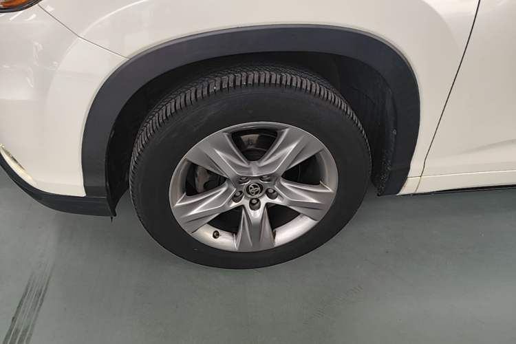 Used Toyota Highlander 2017 2.0T Four-Wheel Drive Luxury Edition 7 Seats Left Front Wheel Hub