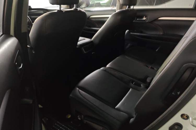 Used Toyota Highlander 2017 2.0T Two-Wheel Drive Luxury Edition 7 Seats Left Rear Seat
