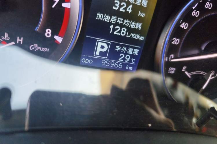 Used Toyota Highlander 2017 2.0T Four-Wheel Drive Luxury Edition 7 Seats Odometer Close Up