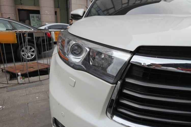 Used Toyota Highlander 2017 2.0T Four-Wheel Drive Ultimate Edition 7 Seats Right Front Headlight