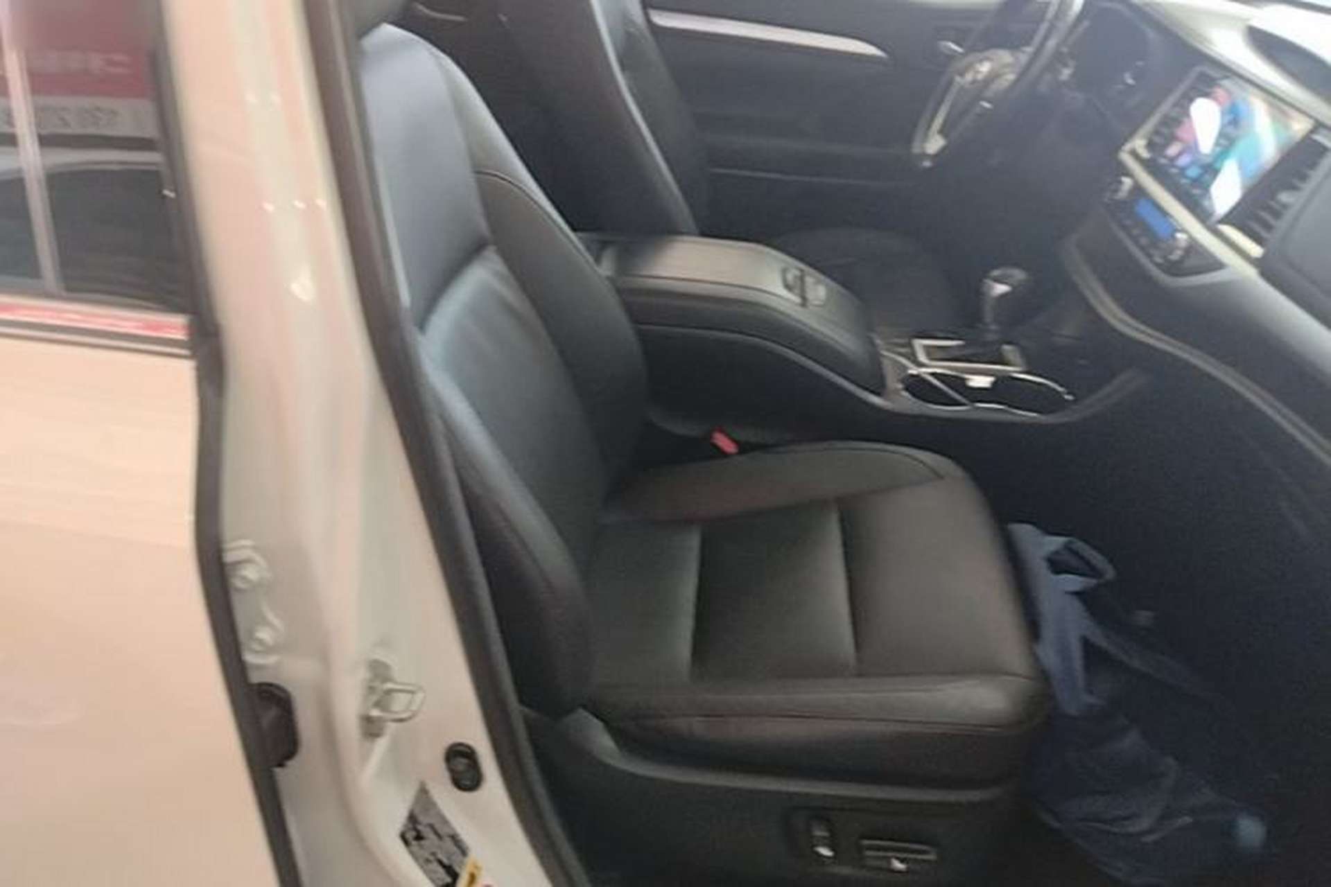 Used Toyota Highlander 2017 2.0T Two-Wheel Drive Luxury Edition 7 Seats Right Front Seat