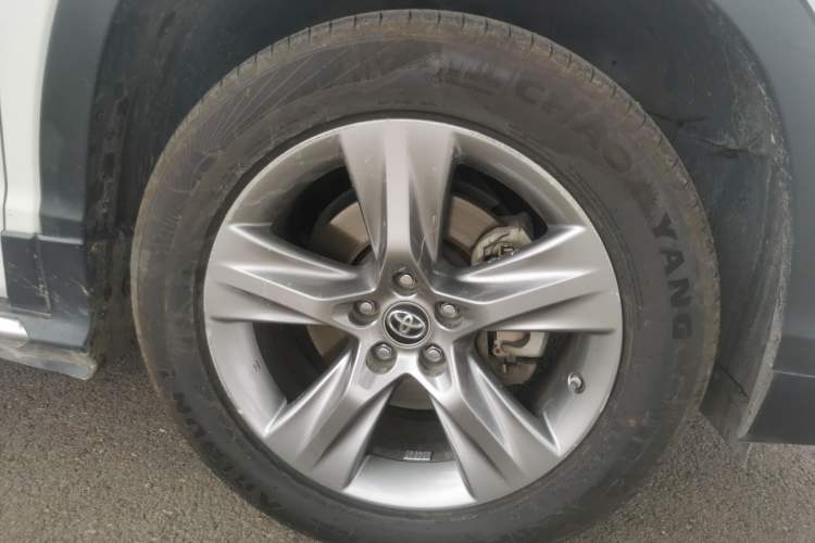 Used Toyota Highlander 2017 2.0T Four-Wheel Drive Luxury Edition 7 Seats Right Front Wheel Hub