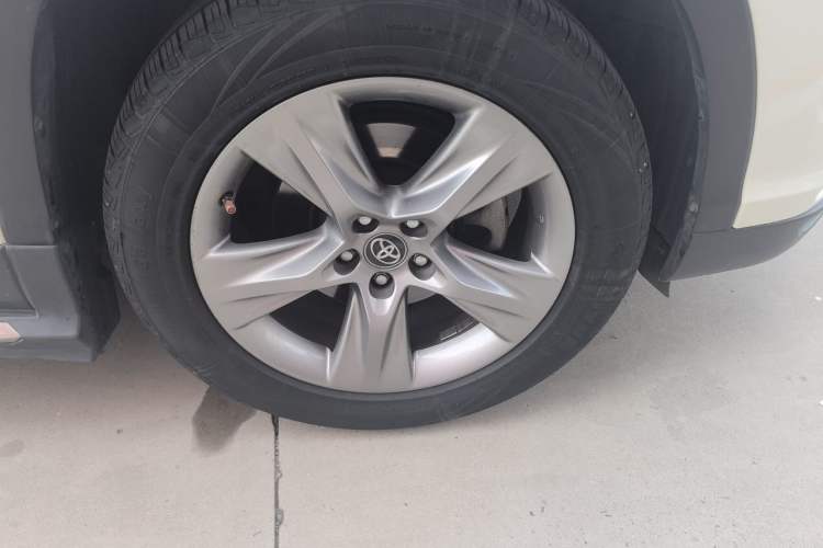 Used Toyota Highlander 2017 2.0T Four-Wheel Drive Luxury Edition 7 Seats Right Front Wheel Hub