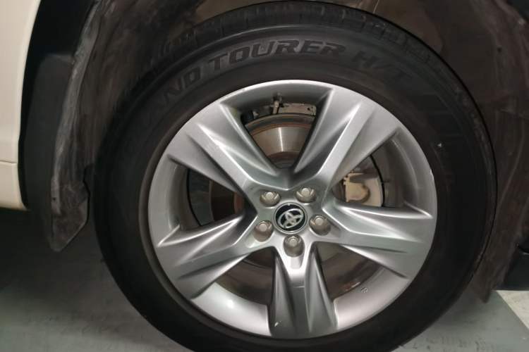 Used Toyota Highlander 2017 2.0T Four-Wheel Drive Luxury Edition 7 Seats Right Front Wheel Hub