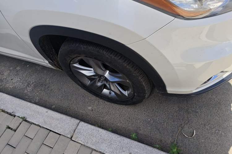 Used Toyota Highlander 2017 2.0T Four-Wheel Drive Luxury Edition 7 Seats Right Front Wheel Hub