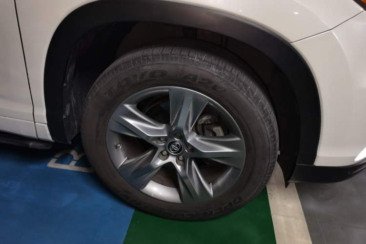 Used Toyota Highlander 2017 2.0T Four-Wheel Drive Ultimate Edition 7 Seats Right Front Wheel Hub