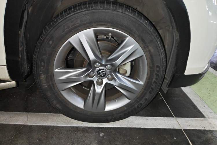 Used Toyota Highlander 2017 2.0T Four-Wheel Drive Luxury Edition 7 Seats Right Front Wheel Hub