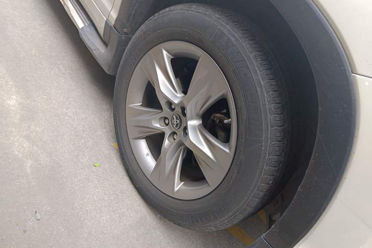 Used Toyota Highlander 2017 2.0T Four-Wheel Drive Luxury Edition 7 Seats Right Front Wheel Hub