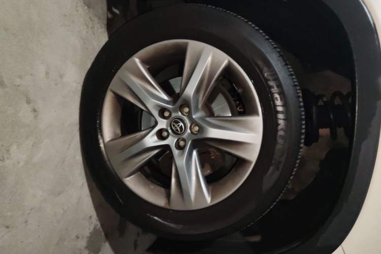 Used Toyota Highlander 2017 2.0T Two-Wheel Drive Luxury Edition 7 Seats Right Front Wheel Hub