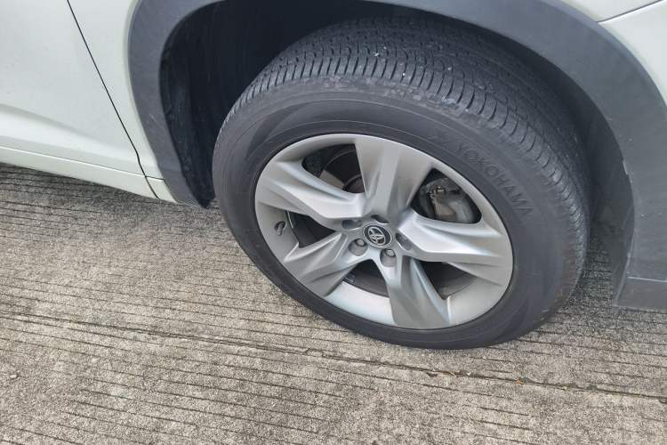 Used Toyota Highlander 2017 2.0T Two-Wheel Drive Luxury Edition 7 Seats Right Front Wheel Hub