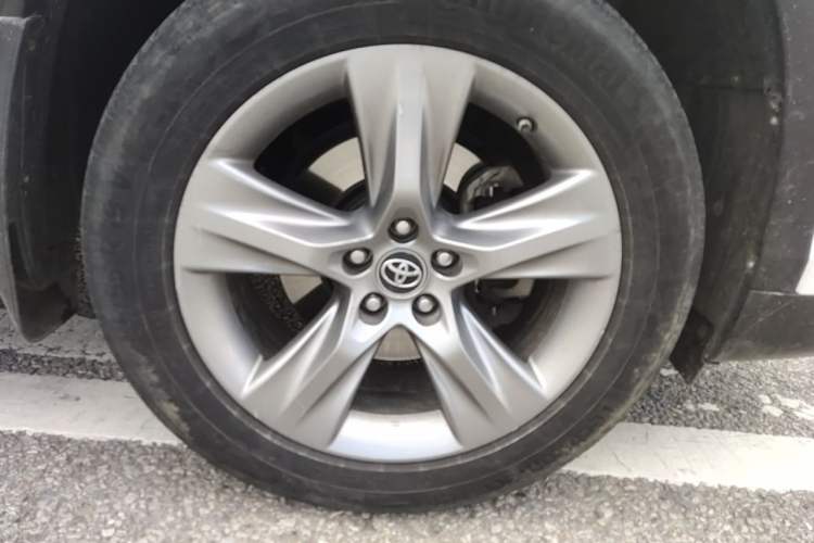Used Toyota Highlander 2017 2.0T Four-Wheel Drive Luxury Edition 7 Seats Right Front Wheel Hub
