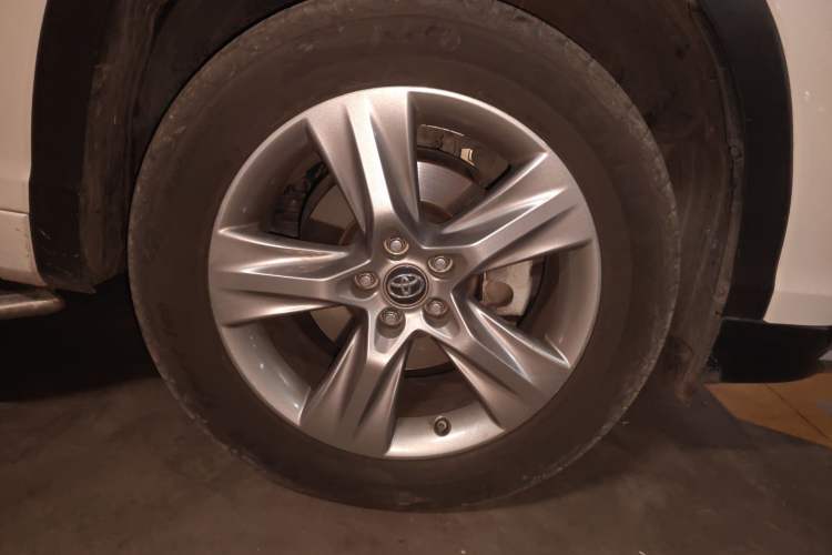 Used Toyota Highlander 2017 2.0T Four-Wheel Drive Luxury Edition 7 Seats Right Front Wheel Hub