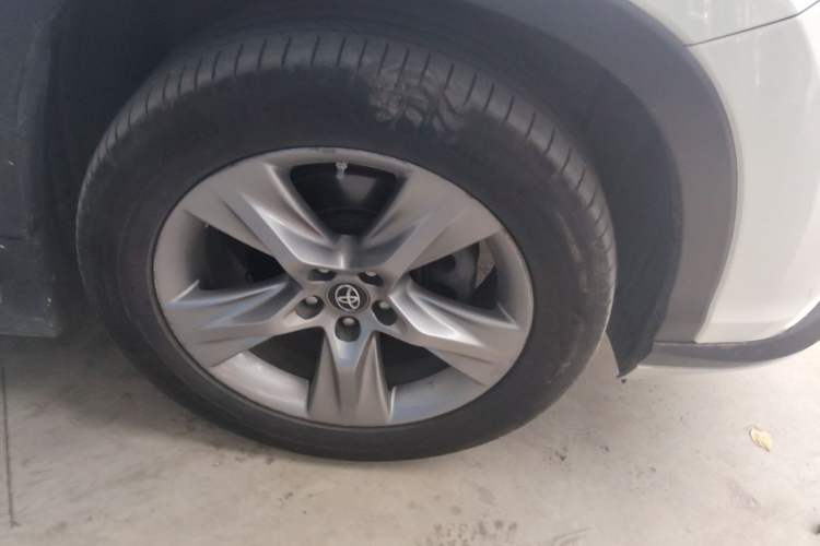 Used Toyota Highlander 2017 2.0T Four-Wheel Drive Luxury Edition 7 Seats Right Front Wheel Hub