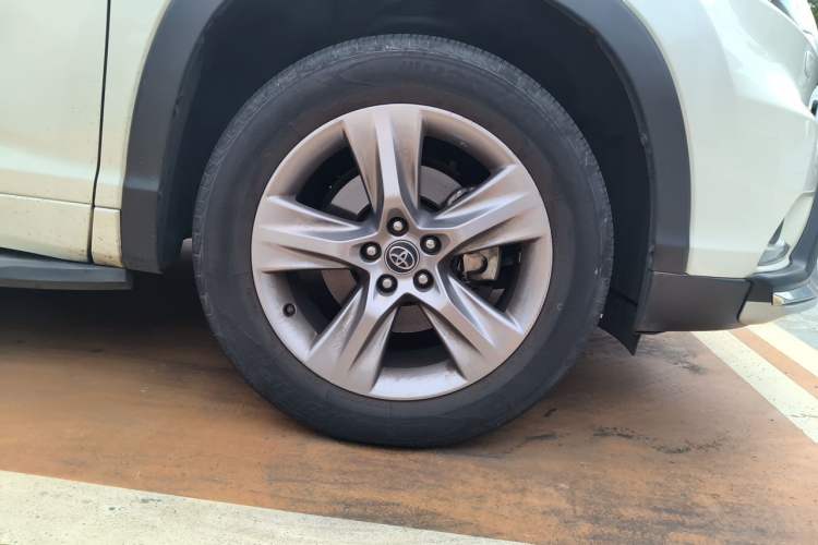 Used Toyota Highlander 2017 2.0T Four-Wheel Drive Ultimate Edition 7 Seats Right Front Wheel Hub