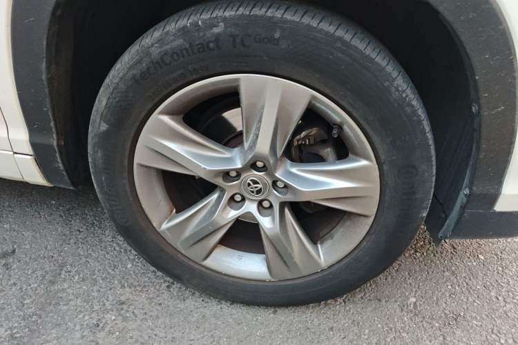 Used Toyota Highlander 2017 2.0T Four-Wheel Drive Ultimate Edition 7 Seats Right Front Wheel Hub