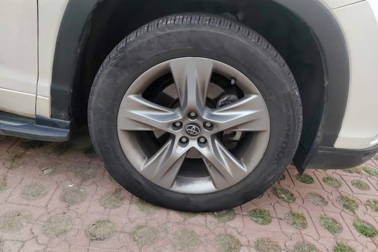 Used Toyota Highlander 2017 2.0T Four-Wheel Drive Luxury Edition 7 Seats Right Front Wheel Hub