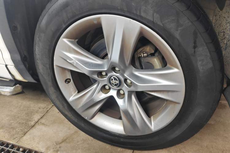 Used Toyota Highlander 2017 2.0T Two-Wheel Drive Luxury Edition 7 Seats Right Front Wheel Hub