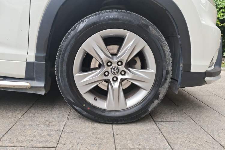 Used Toyota Highlander 2017 2.0T Four-Wheel Drive Luxury Edition 7 Seats Right Front Wheel Hub